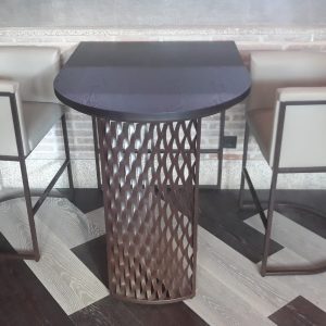 meas y taburetes en bar