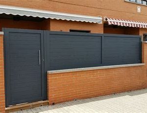 vallado y puerta con panel sanwich 7016